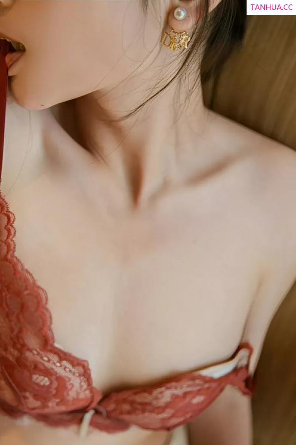   [XiuRen]高清写真图 2025.07.31 No.10605 刘婷婷 浅色旗袍第25张图片